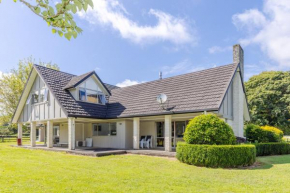 Matangi Manor, 9 bedroom home in park-like grounds